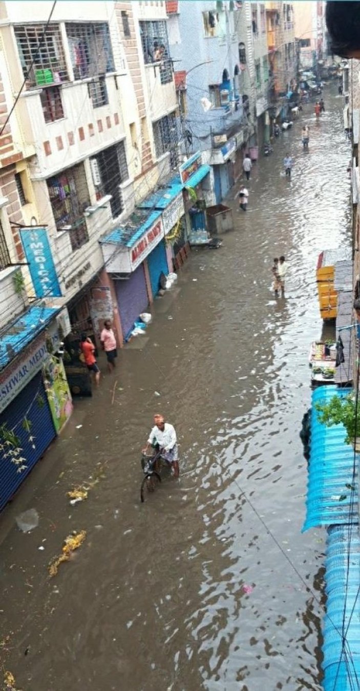 Hindistan'da şiddetli yağışlar sele neden oldu