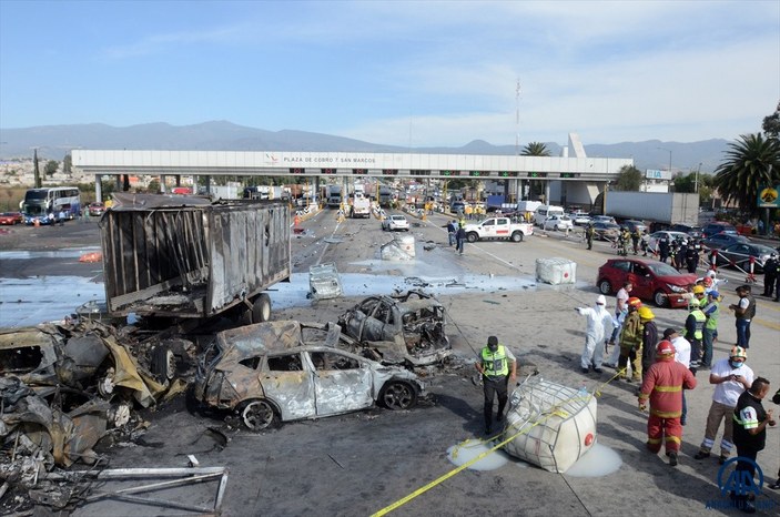 Meksika'da freni arızalanan kamyon araçlara çarptı: 19 ölü
