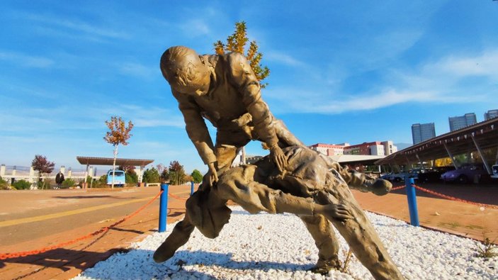 Karabük Üniversitesi Rektörü Refik Polat'tan 'uzuneşek heykeli' açıklaması