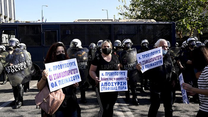 Yunanistan'da yangın ve sel mağdurları gösteri düzenledi