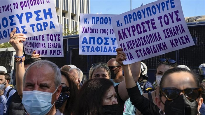 Yunanistan'da yangın ve sel mağdurları gösteri düzenledi