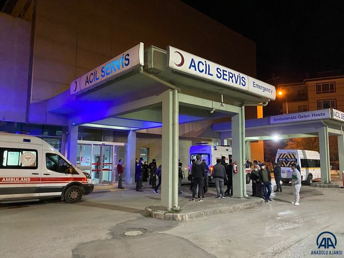 Ankara'da bir otomobil bahçeye devrildi: 3 yaralı