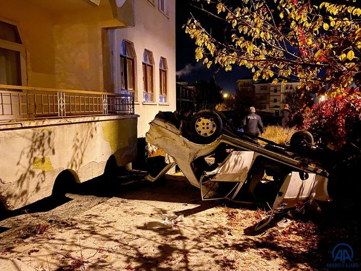Ankara'da bir otomobil bahçeye devrildi: 3 yaralı