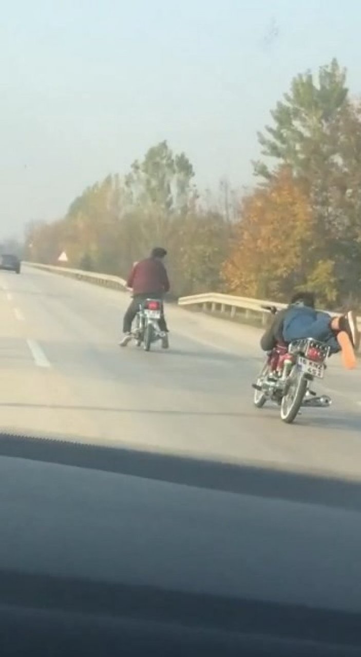 Bursa'da yatarak motosiklet kullanan gençler