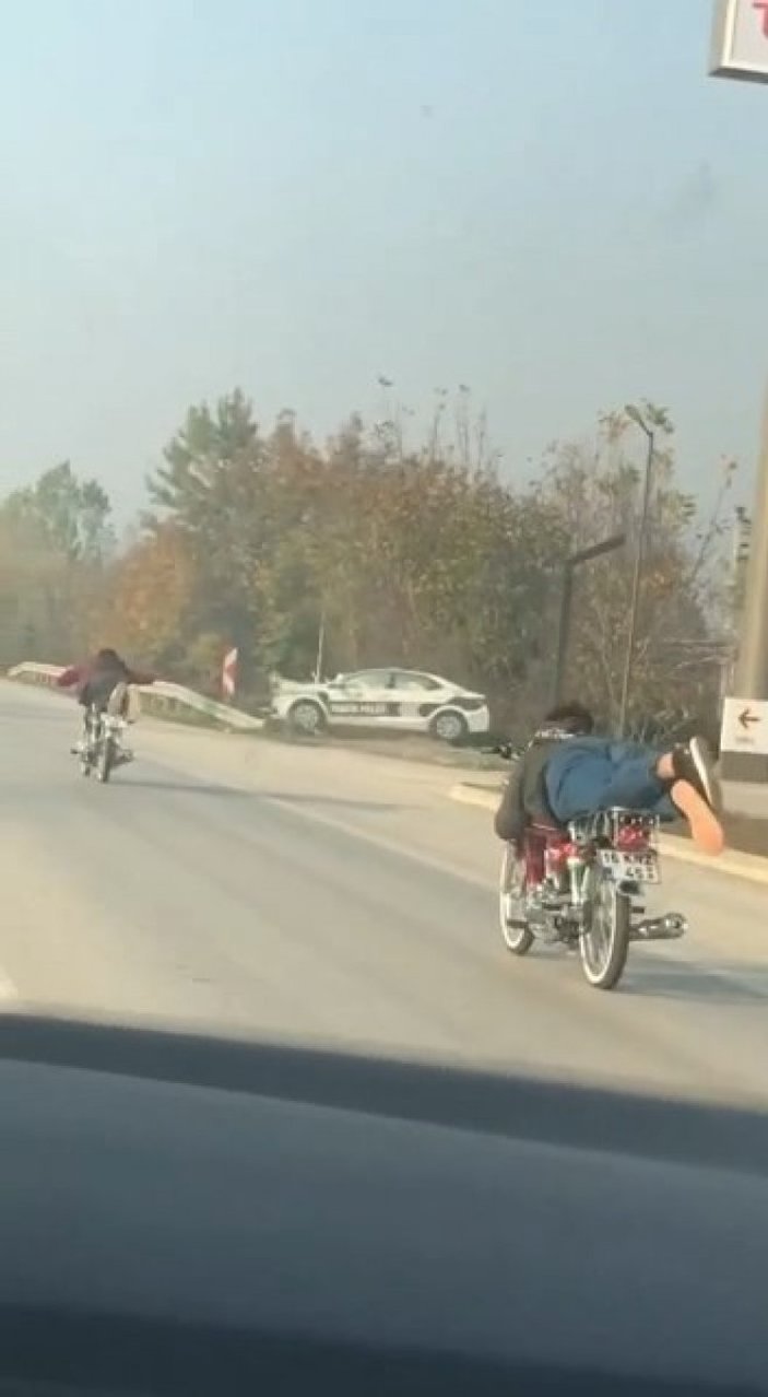 Bursa'da yatarak motosiklet kullanan gençler