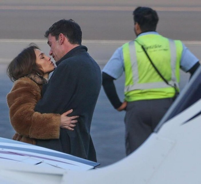 Ben Affleck, Jennifer Lopez'i öpücüklere boğdu