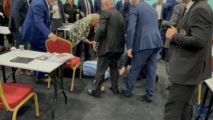 CHP'li Ali Haydar Kahraman İBB Meclisi'nde fenalaşarak yere düştü
