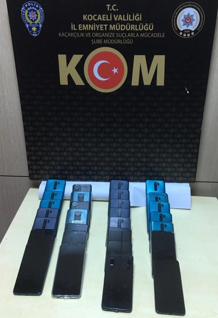 Kocaeli'de polis ekipleri tırda kaçak sigara ve telefon olduğunu tespit etti