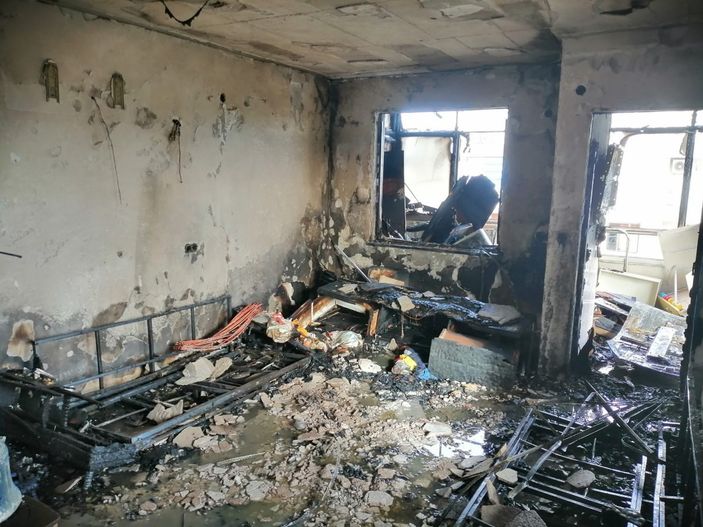 İ Antalya'da klimadan çıkan yangın evi küle döndürdü