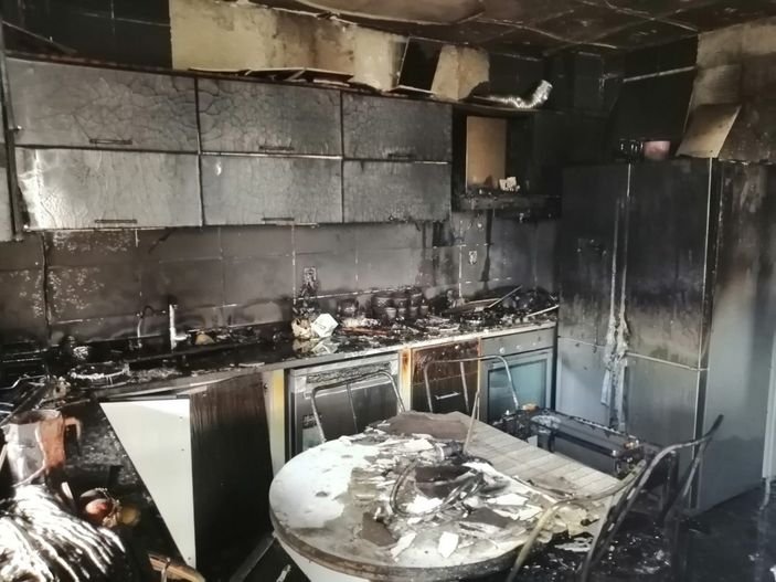 İ Antalya'da klimadan çıkan yangın evi küle döndürdü