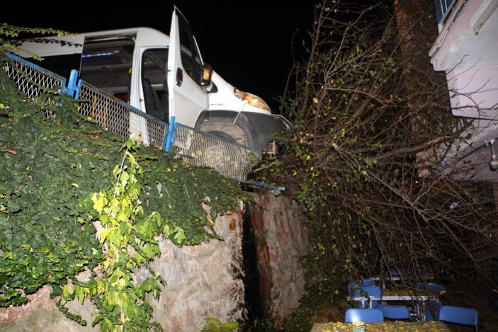 Tokat'ta işçi servisi öğrenci pansiyonunun bahçesine girdi: 5 yaralı