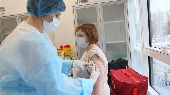 Ukrayna'da aşı olmayan memur ve öğretmenler işten uzaklaştırılacak