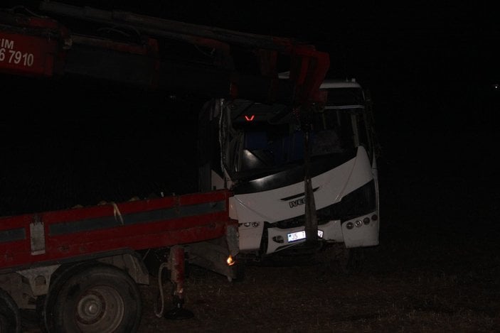 İzmir'de işçilerin taşındığı 2 midibüs çarpıştı: 45 yaralı