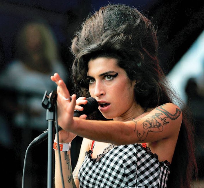 Amy Winehouse'un elbise ve çantasına rekor fiyat