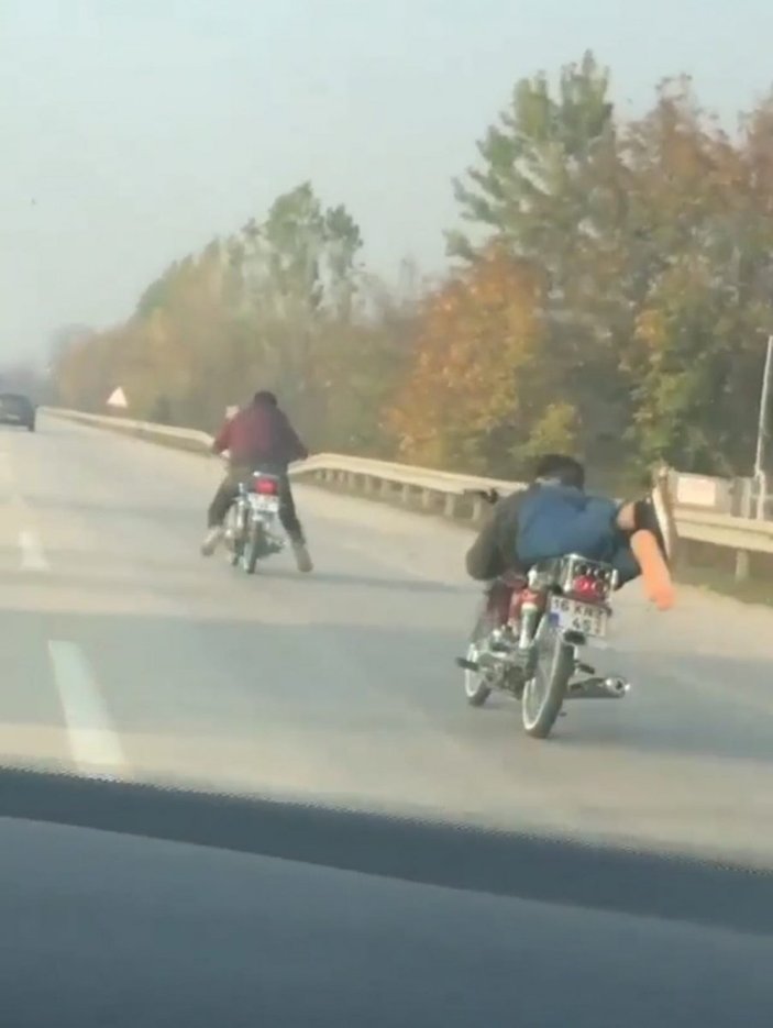 Bursa'da motosiklet üstüne yatarak yarışan gençler, hapisle yargılanacak