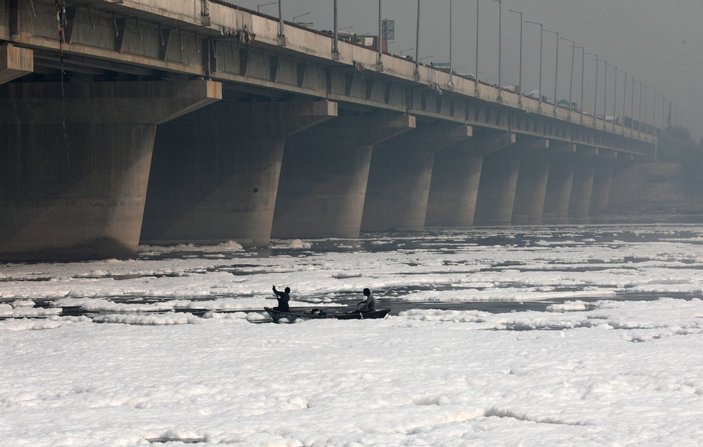 Hindistan'daki Yamuna Nehri zehirli köpükle kaplandı