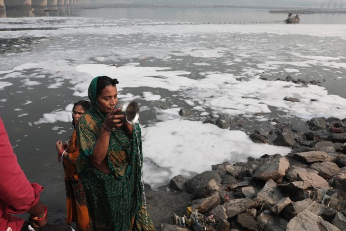 Hindistan'daki Yamuna Nehri zehirli köpükle kaplandı