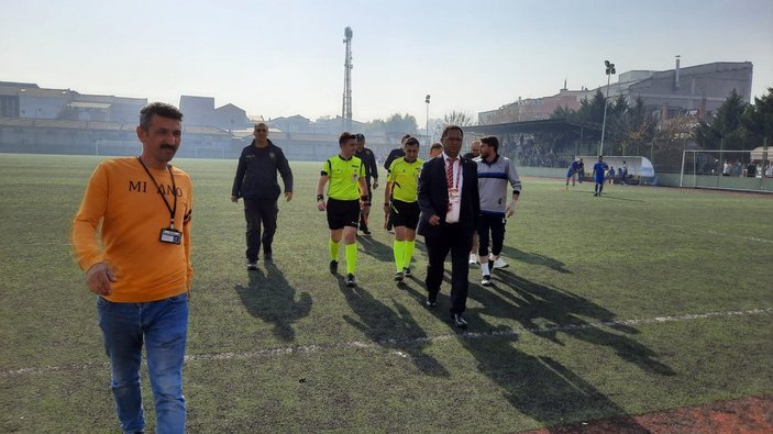 Bursa’da sahaya giren futbolcu, rakibini kramponla darbetti