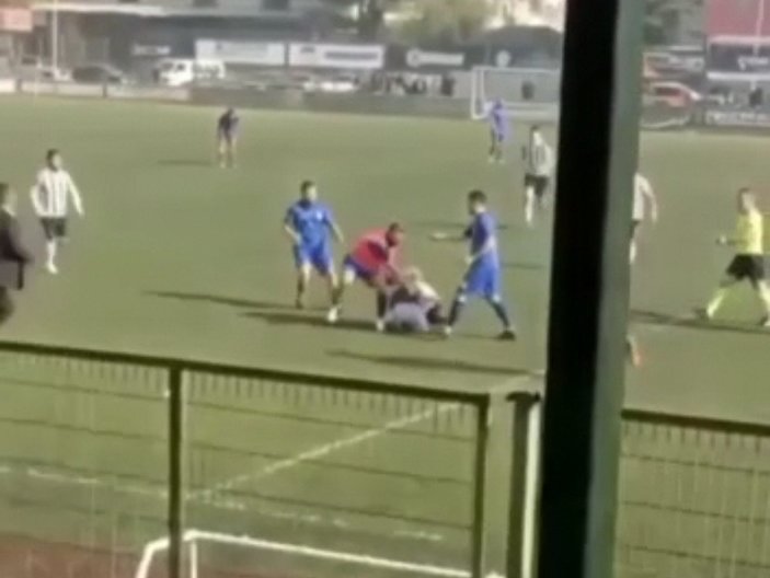 Bursa’da sahaya giren futbolcu, rakibini kramponla darbetti