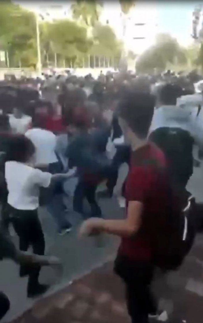 Antalya’da, lise öğrencileri arasındaki kavga kamerada