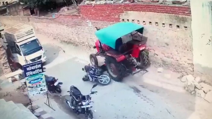 Hindistan'da traktör 4 kişilik aileyi ezdi