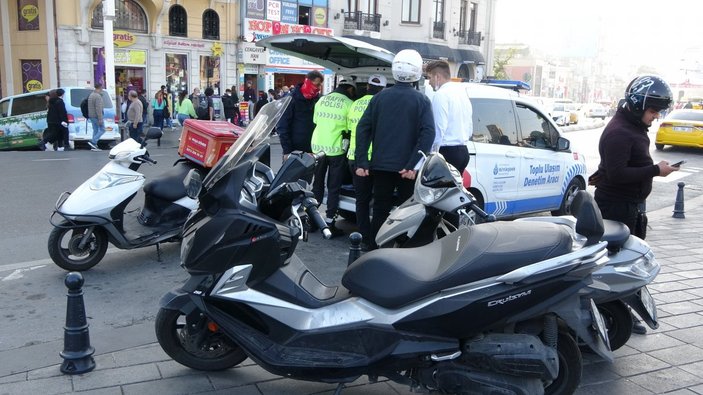Taksim Meydanı’nda yaya yoluna giren kuryelere ceza