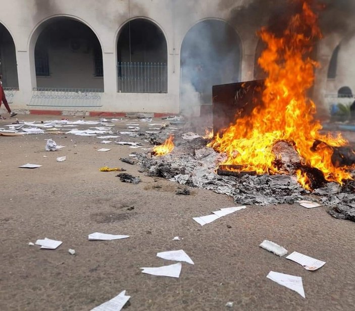 Tunus'ta ‘çöp’ protestolarında karakol ateşe verildi