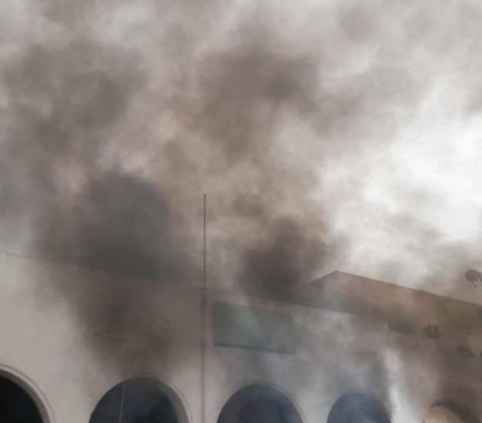 Tunus'ta ‘çöp’ protestolarında karakol ateşe verildi