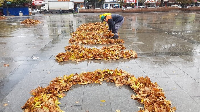 Tokat'ta temizlik işçisi, yapraklarla 10 Kasım yazdı