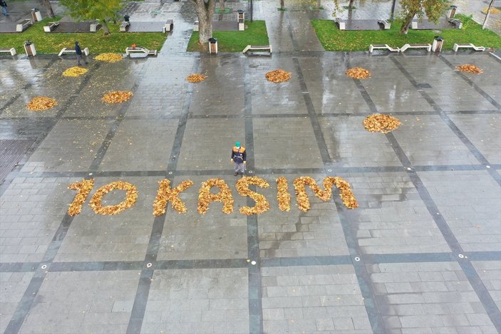 Tokat'ta temizlik işçisi, yapraklarla 10 Kasım yazdı