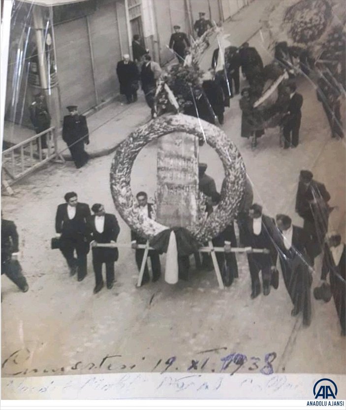 Atatürk'ün cenaze kortejinde taşınan çelengin parçalarına gözü gibi bakıyor
