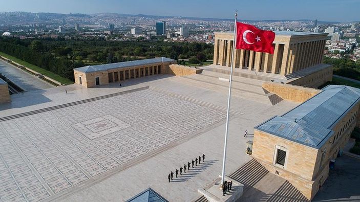 Bayrağın gönderden hiç inmediği yer: Anıtkabir