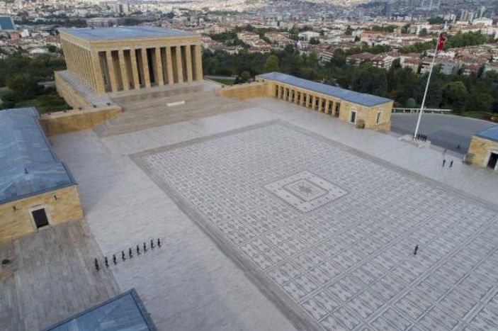 Bayrağın gönderden hiç inmediği yer: Anıtkabir