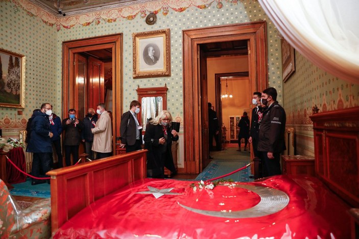 10 Kasım’da Dolmabahçe Sarayı, binlerce ziyaretçiyi ağırladı