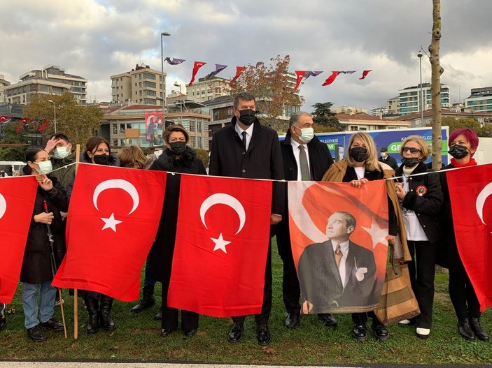 Kadıköy'de 6 buçuk kilometrelik Ata'ya saygı zinciri oluşturuldu