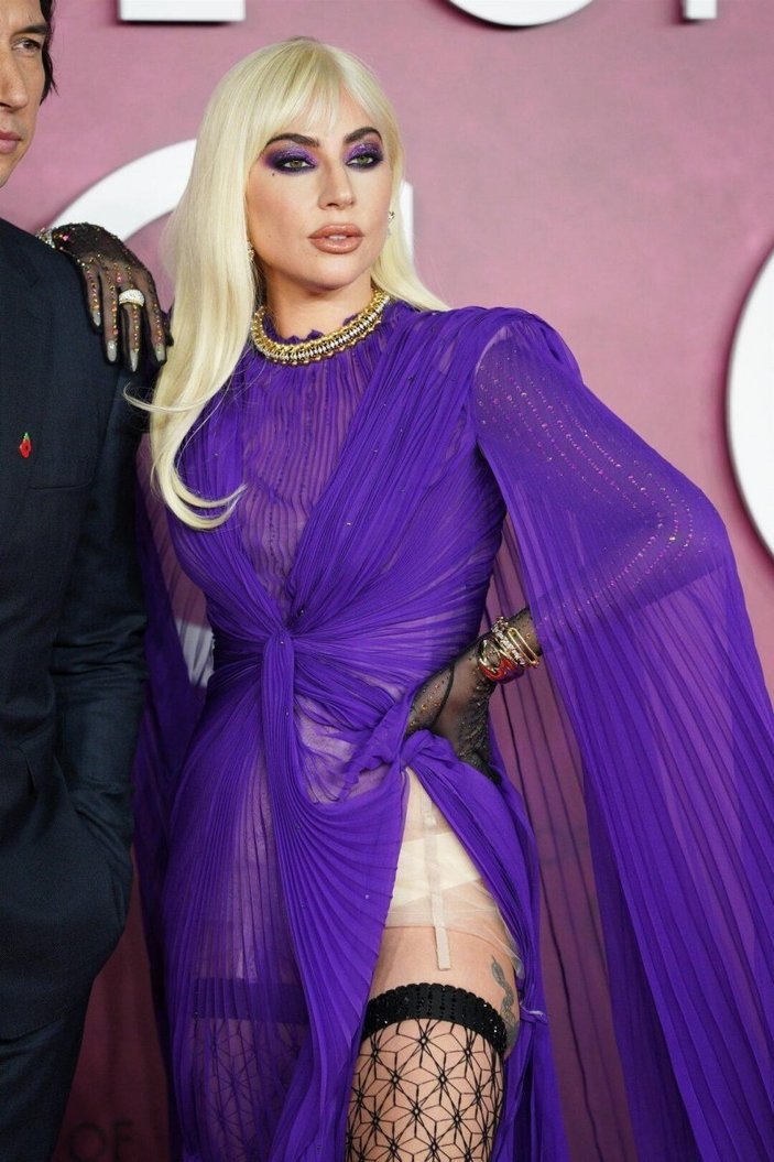Lady Gaga, iç çamaşırını gösterdi