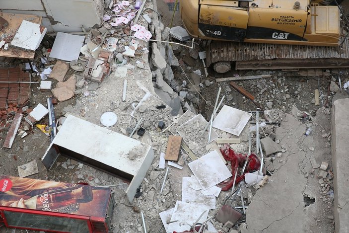 Malatya’da çöken binadaki hasar gün ağarınca ortaya çıktı