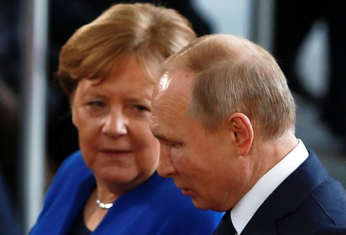 Angela Merkel, Vladimir Putin'den Belarus üzerinde etkili olmasını istedi