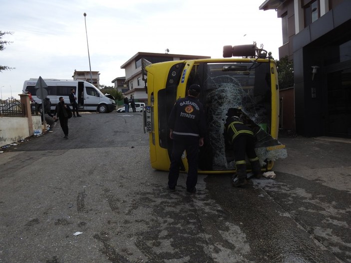 Gaziantep’te okul servisi ile özel halk otobüsü çarpıştı
