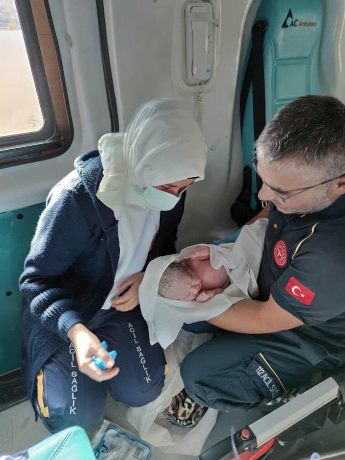 Karaman'da yolda doğum sancıları başlayan kadın ambulansta doğurdu