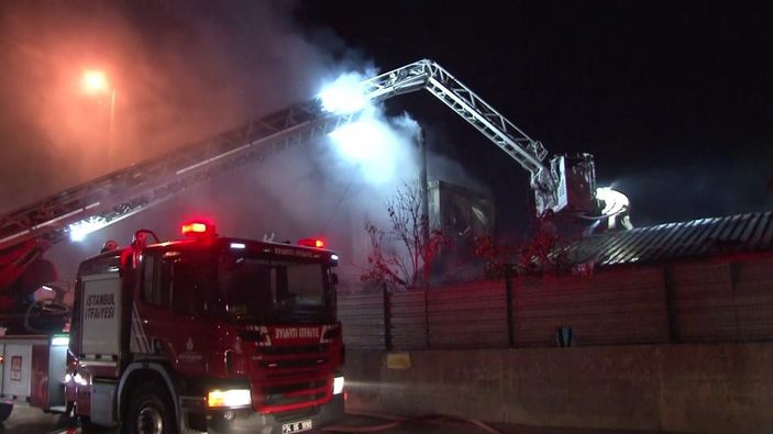 Ataşehir’de geri dönüşüm tesisinde yangın