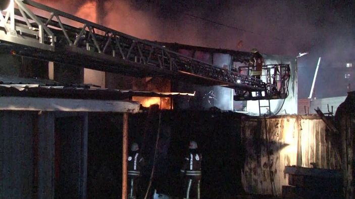 Ataşehir’de geri dönüşüm tesisinde yangın