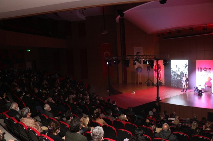 Karabük'te Atatürk'ün özel gün kıyafetlerinden defile yapıldı