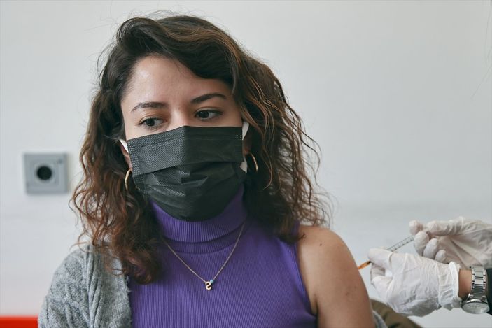 Çift doz BioNTech yaptıranlara üçüncü doz uygulaması başladı