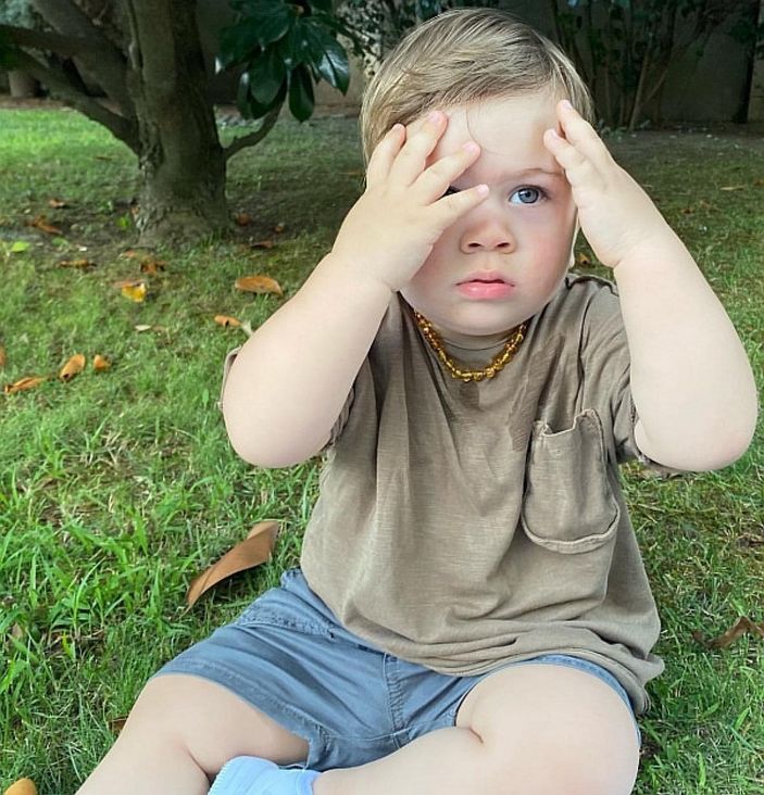 Kıvanç Tatlıtuğ'a rakip geliyor! İşte Buğra Gülsoy'un mavi gözlü, sarı saçlı oğlu...