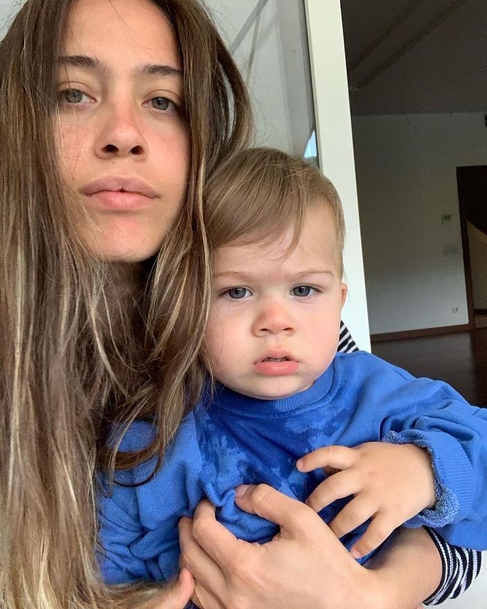 Kıvanç Tatlıtuğ'a rakip geliyor! İşte Buğra Gülsoy'un mavi gözlü, sarı saçlı oğlu...