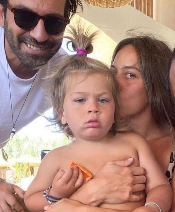 Kıvanç Tatlıtuğ'a rakip geliyor! İşte Buğra Gülsoy'un mavi gözlü, sarı saçlı oğlu...