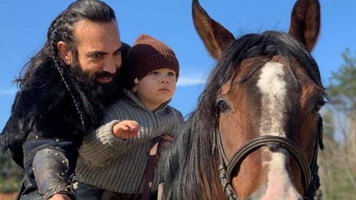 Kıvanç Tatlıtuğ'a rakip geliyor! İşte Buğra Gülsoy'un mavi gözlü, sarı saçlı oğlu...