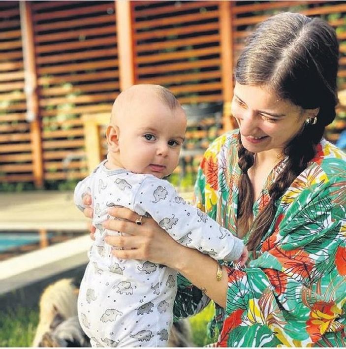 Patron Bebek Fiko! Hazal Kaya'nın oğlu Fikret'in diş kaşındıran tatlılığı