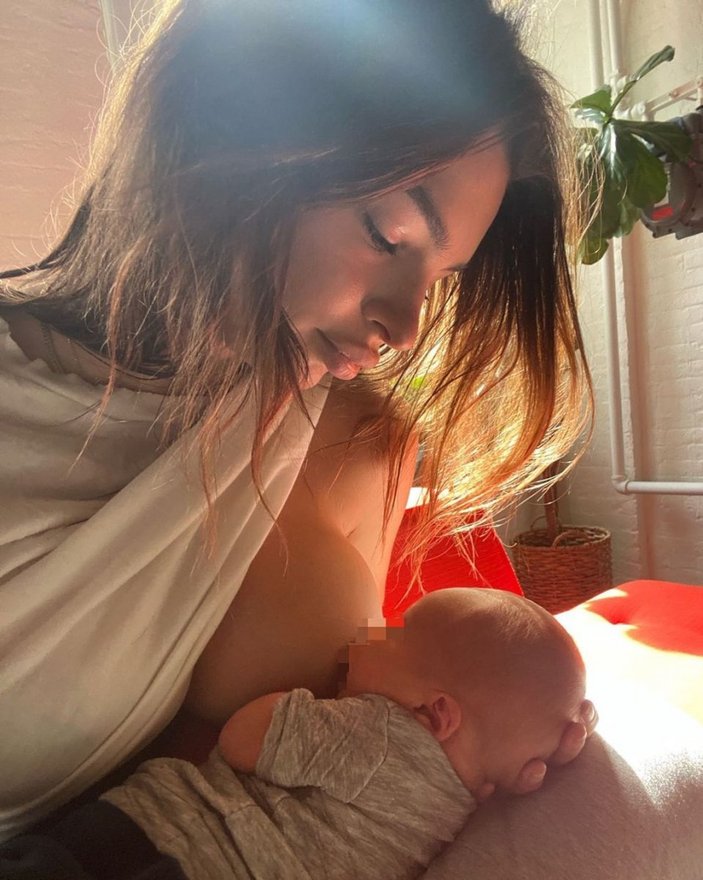 Emily Ratajkowski, oğluyla fotoğrafını paylaştı